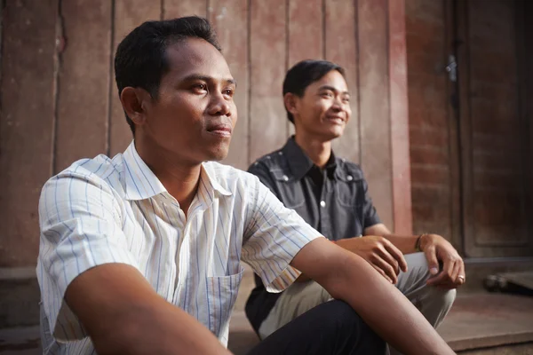 Двое молодых азиатских мужчин улыбаются — стоковое фото