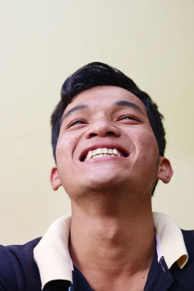 Augen des glücklichen jungen asiatischen Mannes, der in die Kamera schaut — Stockfoto