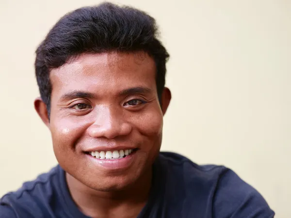 Glücklich junge asiatische Mann Blick auf Kamera — Stockfoto