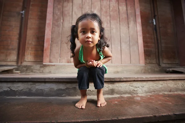 Söt liten asiatisk tjej tittar på kameran — Stockfoto