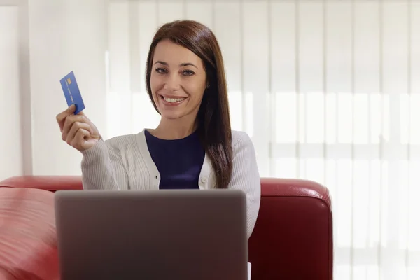 Donna con computer portatile e carta di credito shopping su internet — Foto Stock