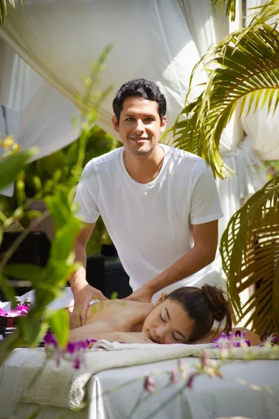 Massaggiatore al lavoro massaggiare donna in spa di lusso — Foto Stock