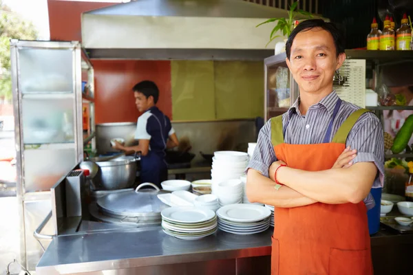 Άνθρωπος που εργάζεται ως μάγειρας σε εστιατόριο ασιατικής κουζίνα — Φωτογραφία Αρχείου