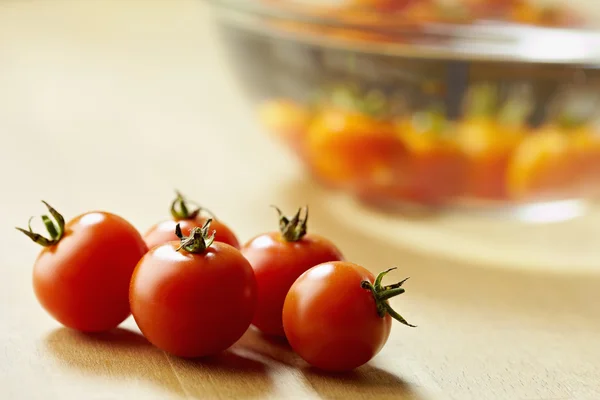 在厨房的桌子上的红番茄 — 图库照片