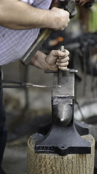 Blacksmith working over anvil — Stock Photo, Image