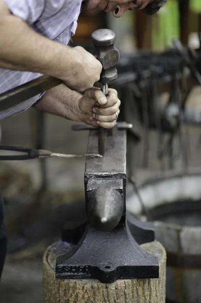 Blacksmith working over anvil — Stock Photo, Image