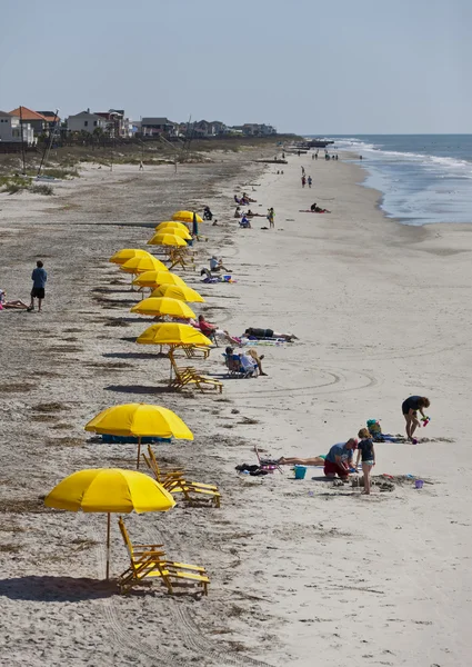 Kleurrijke paraplu's op strand — Stockfoto