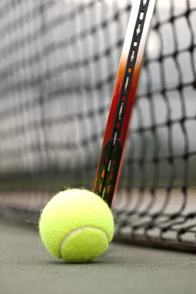 Тенісні м'ячі та ракетка — стокове фото