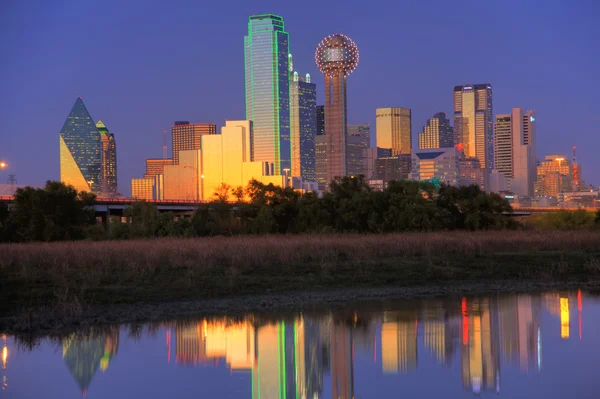 Dallas, tx skyline in de schemering Stockfoto