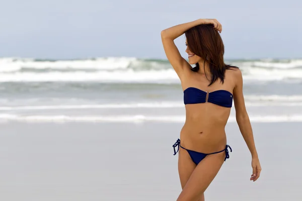 Бікіні моделі на пляжі — стокове фото