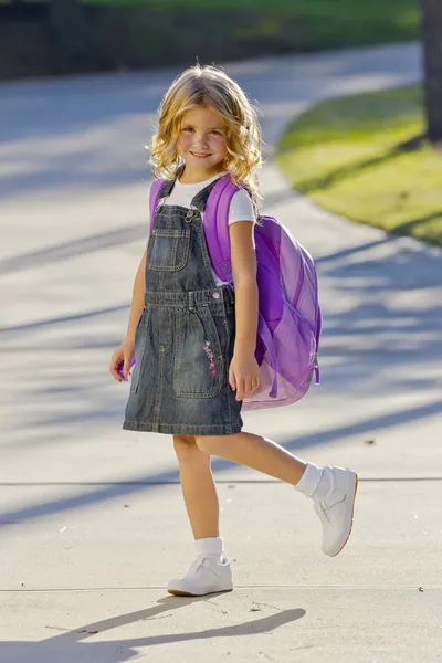 Klein meisje klaar voor school — Stockfoto