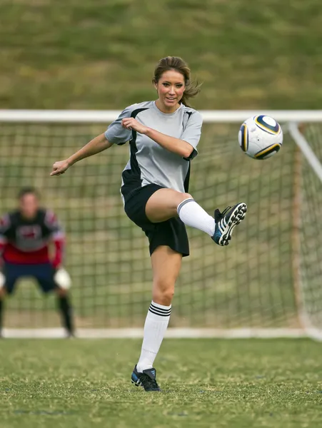 Jogadora de futebol feminina — Fotografia de Stock