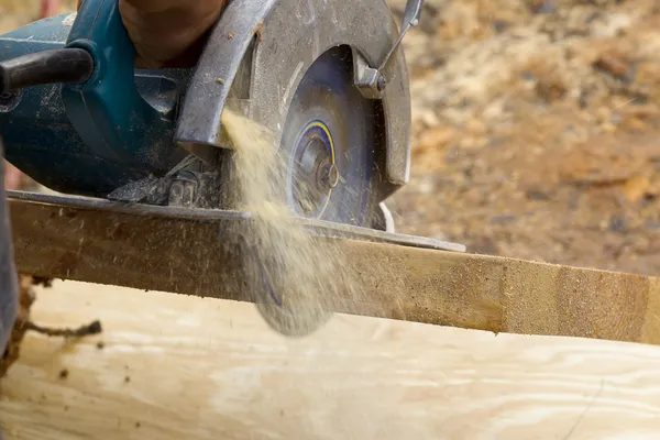 Плотник режет дерево — стоковое фото
