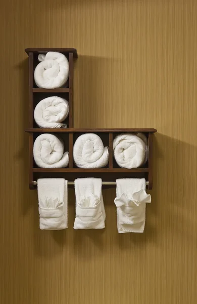 Witte badkamer handdoeken — Stockfoto
