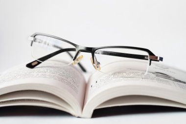 gözlük ve bir kitap