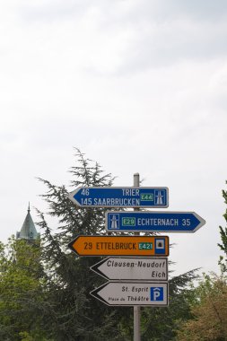 Lüksemburg sokaklarda işaretçiler
