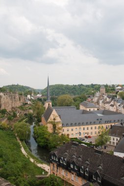 nehir ve Lüksemburg, kalbinde eski köprü görünümü