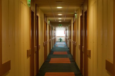 Otelin koridorunda