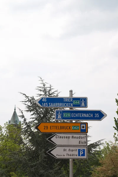 Wskaźniki ulice w Luksemburgu — Zdjęcie stockowe