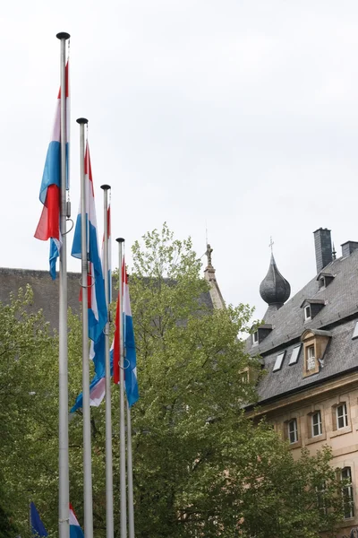 Vlaggen op de straten van Luxemburg — Stockfoto