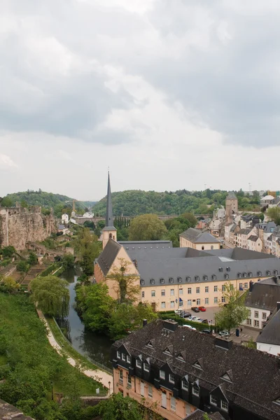 Vue sur la rivière et le vieux pont au coeur du Luxembourg — Photo