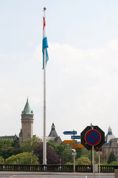 古代の城の背景にルクセンブルクの国旗 — ストック写真