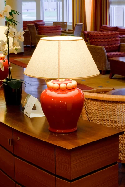 Bordslampa i inre av rummet部屋のインテリアのテーブル ランプ — Stockfoto
