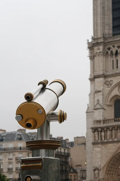 Telescoop van roestvrij staal in de buurt van niet-re-dame kathedraal in Parijs — Stockfoto