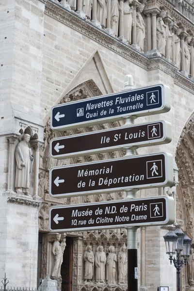 Un panneau près de l'entrée du Louvre — Photo