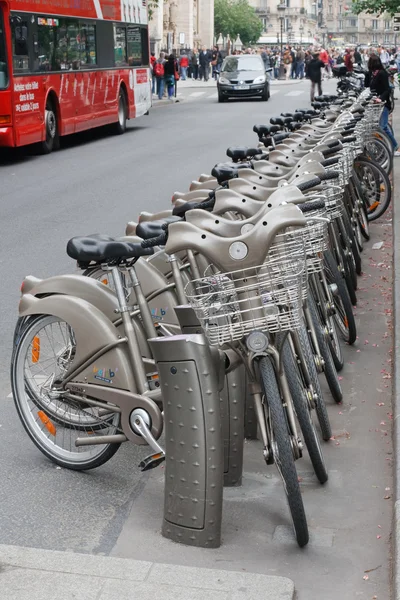 Kerékpárokat lehet kölcsönözni az utcán, Párizs, Franciaország. — Stock Fotó