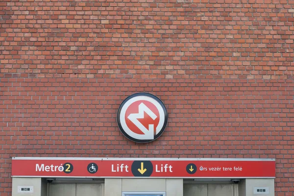 ブダペストの地下鉄への入り口にサイン — ストック写真