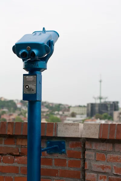Bright blue tourist pay binoculars — Stok Foto