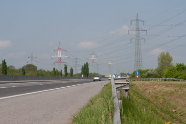 otoyol üzerinde güç hatları