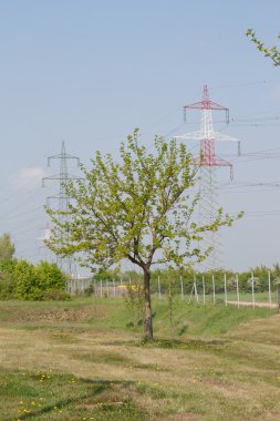 otoyol üzerinde güç hatları