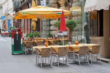 Viyana'da tipik bir sokak kafe. Avusturya