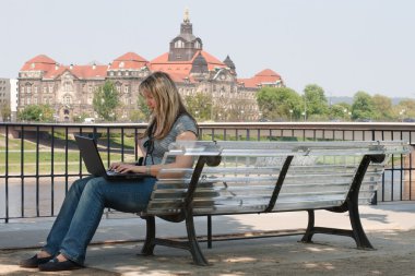 Dresden laptop ile kız