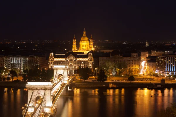 Řetězový most v Budapešti ve večerních hodinách. — Stock fotografie