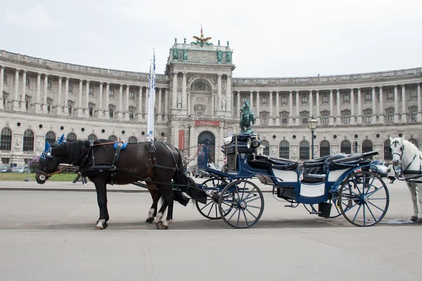 Oostenrijk. blauwe vervoer in de buurt van het kasteel hofburg — Stockfoto