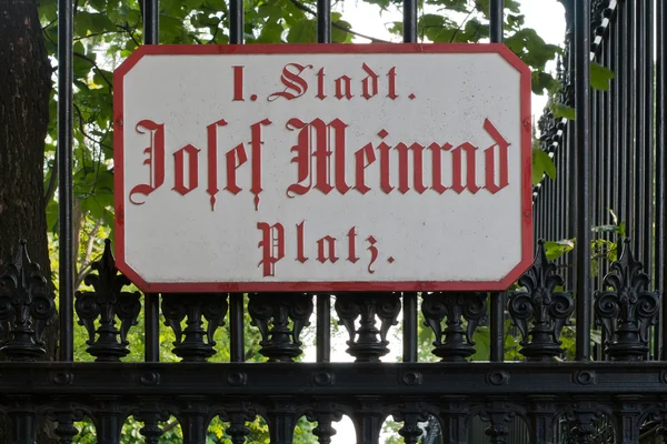 匾与街道维也纳的名称。奥地利 — 图库照片