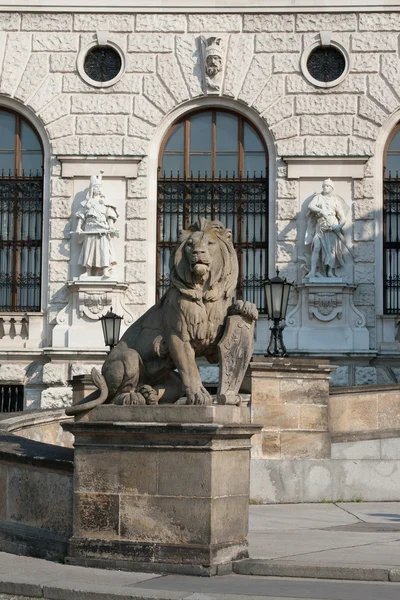 Leeuw standbeeld in het paleis hofburg in Wenen, Oostenrijk — Stockfoto