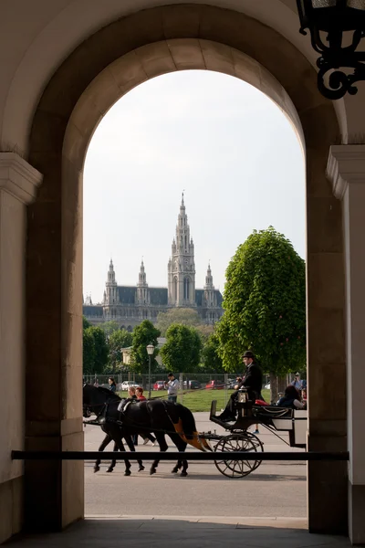 The coach drives past Town Hall. View from the Arch — Stock Photo, Image