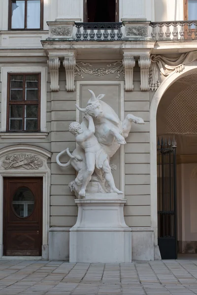 在城堡霍夫堡宫的雕像。维也纳。奥地利 — 图库照片
