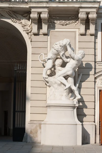 Estatua en el castillo de Hofburg. Viena. Austria — Foto de Stock