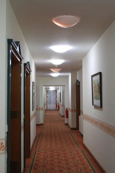 Un largo pasillo en el hotel — Foto de Stock