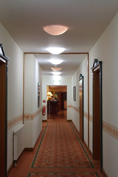 Un largo pasillo en el hotel — Foto de Stock
