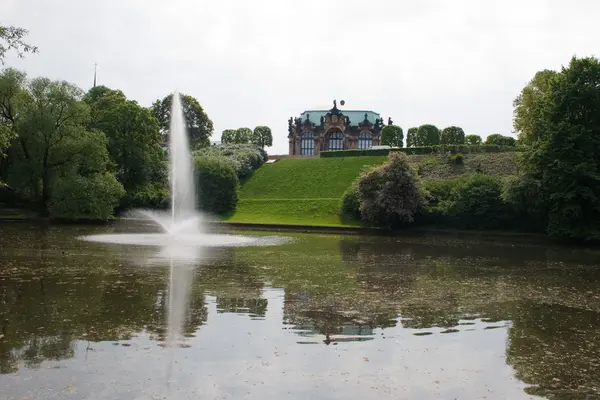 Sjön med en fontän i en park i dresden, zwinger — Stockfoto