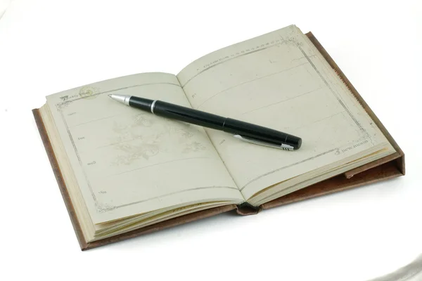 Винтажная тетрадь и черная ручка — стоковое фото