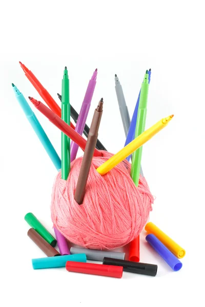 Un ramo de bolígrafos y una bobina de hilo — Foto de Stock