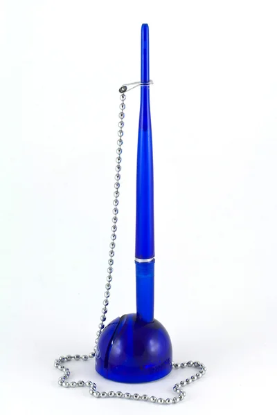 Caneta esferográfica azul com uma corrente — Fotografia de Stock