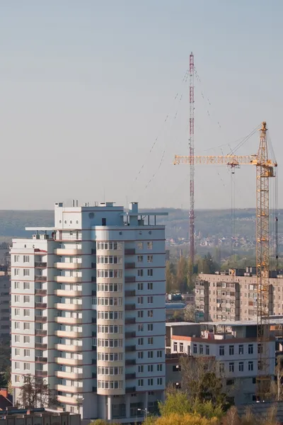 Neubau und Turmdrehkran — Stockfoto